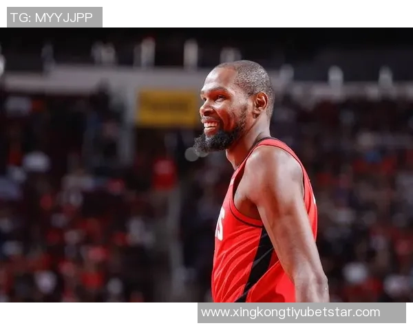 火箭队训练日常曝光杜兰特单打技艺提升申京专注低位技术磨练