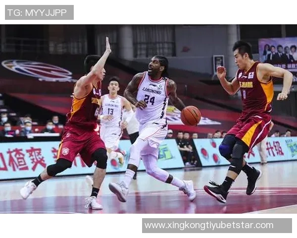 克拉克斯顿强势表现一攻一防完美配合助力球队稳住局势 克拉克斯顿强势表现一攻一防完美配合助力球队稳住局势