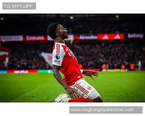 第65分钟萨卡被替换下场马丁内利替补登场展现新活力 第65分钟萨卡被替换下场马丁内利替补登场展现新活力