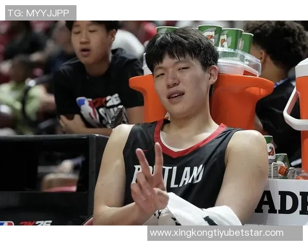 杨瀚森上半场未能登场开拓者暂时领先对手3分继续期待他的表现