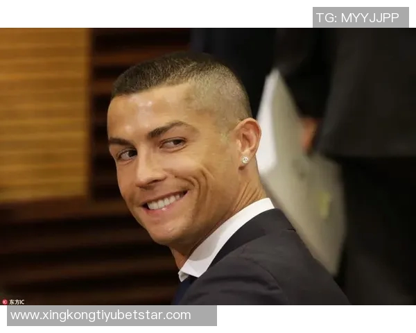 C罗社交媒体分享新造型清爽寸头引发粉丝热议
