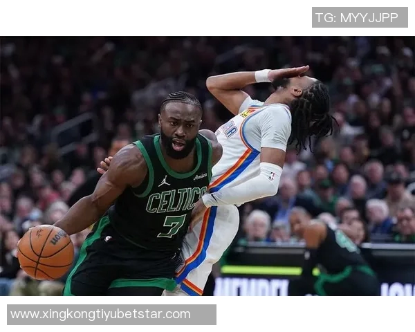 杰伦布朗谈第三节被撤下先发感到不满但尊重教练的战术选择